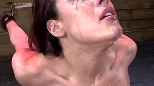 Vezana poniženja udaraju tinejdžerku Ava Kelly jako