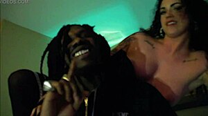 Teen amateur's big ass gets action in the hood! 😜