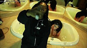 Teen amateur's big ass gets action in the hood! 😜