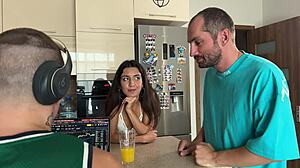 Esposa infiel de cornudo chupa la polla del mejor amigo a sus espaldas en un trío salvaje