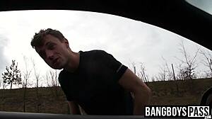 年轻小伙被付钱户外同性肛交操