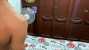 Moj polbrat mi pomaga pri vadbi, potem pa jebemo, dokler ne konča vame