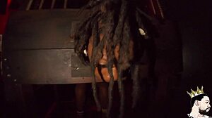 彼女を東京に連れて行って激しいディープスロート。背中を吹き飛ばすこのベタベタのプレビュー、レッドとシースルー。