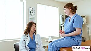 Lezbična zdravnica liže velike joške rjavi asistentki do orgazma.