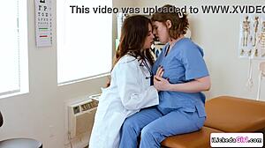 Lesbische dokter likt grote tieten brunette assistente tot orgasme
