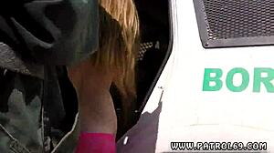 Nuori sukkanauhoissa ekaa kertaa miehen kanssa, suu ja tiukka reikä hajalla!