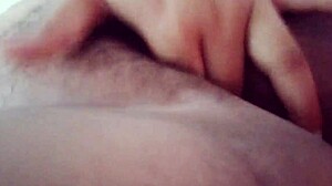 feliz año 2022 morena de gran culo masturbándose sola metiendo dedos en la vagina