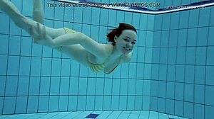 よぉ、小さな18+のティットティーン18+のLadaが水中裸を見せて！