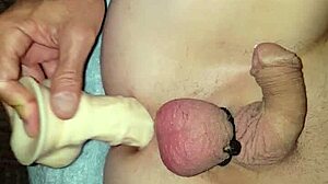 Чувак, я просто трахаю свой большой дилдо здесь в природе!