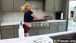 Gorąca ciocia rżnie pasierba, podczas gdy wujek patrzy z boku