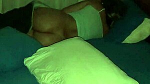 شوف مراتي طيزها برا على السرير!