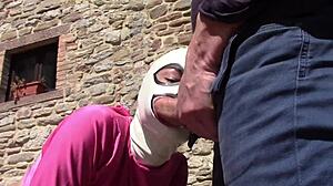 Laura topuklularla pembe kıyafette amatör açık havada oral yapıyor iç boşaltmayla 😏