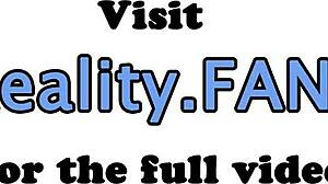 Krásná holka bere dvojitou penetraci ve divoké trojce