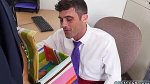 Genç erkekler doğum gününde düz adamlar tarafından sertçe sikiliyor!