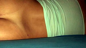 شوف مراتي طيزها برا على السرير!