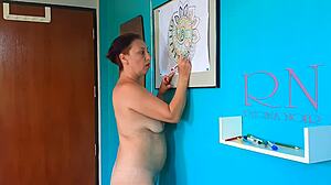 Indická nudistka maluje nahá mandalu