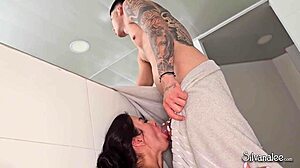 по дяволите, Danner Mendez, татуираният син на мъжа ми ме проблясва в кухнята!