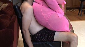 Wow, Saphire's big assets are stunning! 😍