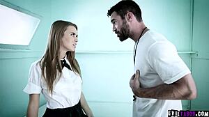 饥渴教授查尔斯·德拉秘密在浴室邂逅操年轻吉尔·卡西迪