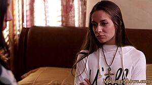 Harika üvey anne sevgili genç kadınla 18+ makas atıyor.