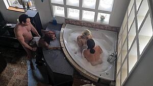 Spa bad orgie, tre piger, en fyr, reverse gangbang, interracial, åh mand, så hot, ved du, kunne ikke tro det