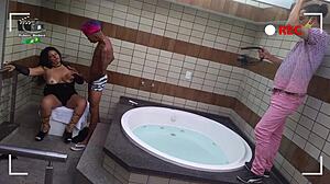 Making of coroa experiente fazendo cena com novinho cheio de tatuagem do pau grande Wallif Santos