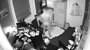 Divoká trojka rozvinutá v práci s bareback gay skupinou na webkamere