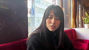 Vau, katso tätä japanilaista teiniä 18+ massiivisilla tisseillä ratsastamassa kovaa! Hänen vartalonsa huutaa puhdasta himoa!