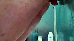 Woman gives sloppy sucking in casual encounter