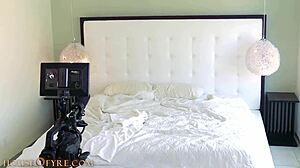 Trio fun avec des nanas aux gros culs en coulisses