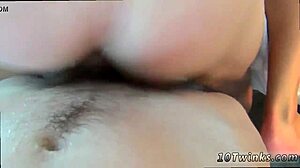 Jonge kerels geven blowjob op webcam in bareback gay seks