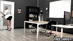 Плавуша с облинама ухваћена од стране домара! 😂