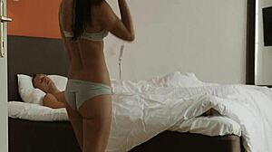 Drobná kočka hltá tvrdý klacek v divoké jízdě