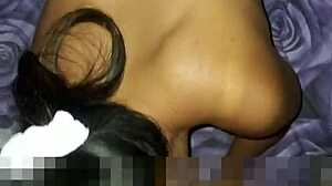 la puta de mi vecina chupandole la verga a mi marido