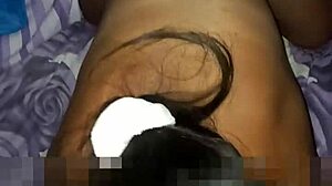 la puta de mi vecina chupandole la verga a mi marido