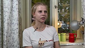 Pixie neckt mit herzförmigem Butt-Plug-Spiel