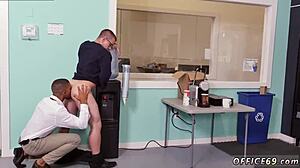 ゲイボーイが男に直面、衝撃のハラスメントクラスビデオ