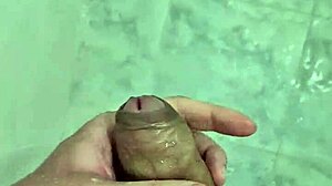 我现在正在淋浴中自慰