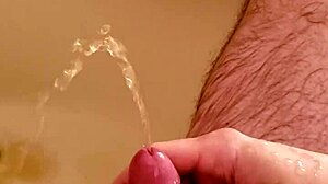 Zlati tuš trenutek s starim obritim tipom v akciji