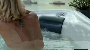 Eyla Moore تتفلت في الجاكوزي لوحدها!