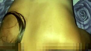 la puta de mi vecina chupandole la verga a mi marido