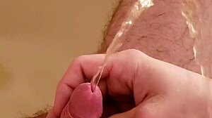 Zlati tuš trenutek s starim obritim tipom v akciji