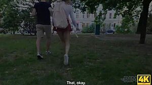 Specifický Rim4k: Nerdovský Evropan líže zadek na pohovce