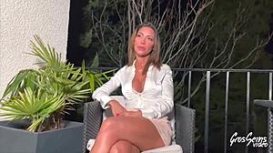 Vittoria, biuściasta brunetka milf, pragnie twardych kutasów w dzikiej akcji analnej z amatorami