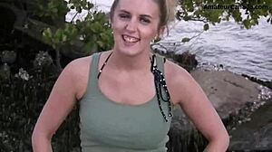 Skinny nerd 18+ blonde flasht naakt in publiek strand striptease