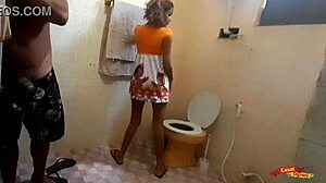 Peguei minha enteada se masturbando no banheiro e comi o cu apertado dela