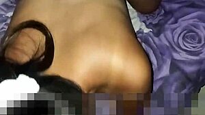 la puta de mi vecina chupandole la verga a mi marido