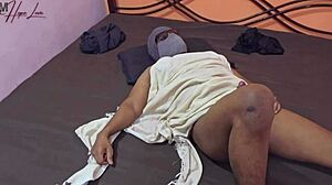 太兴奋了！这个热辣马来西亚美女用曲线身体在床上猛骑我，黑大鸡巴粗暴内射结束！