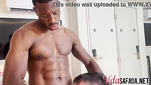 Después de correrse en la polla enorme de BBC, monto 24cm en mi culo apretado