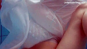 Hei Diana, kenapa pamer pantat gede dan tetek di kamar mandi umum?